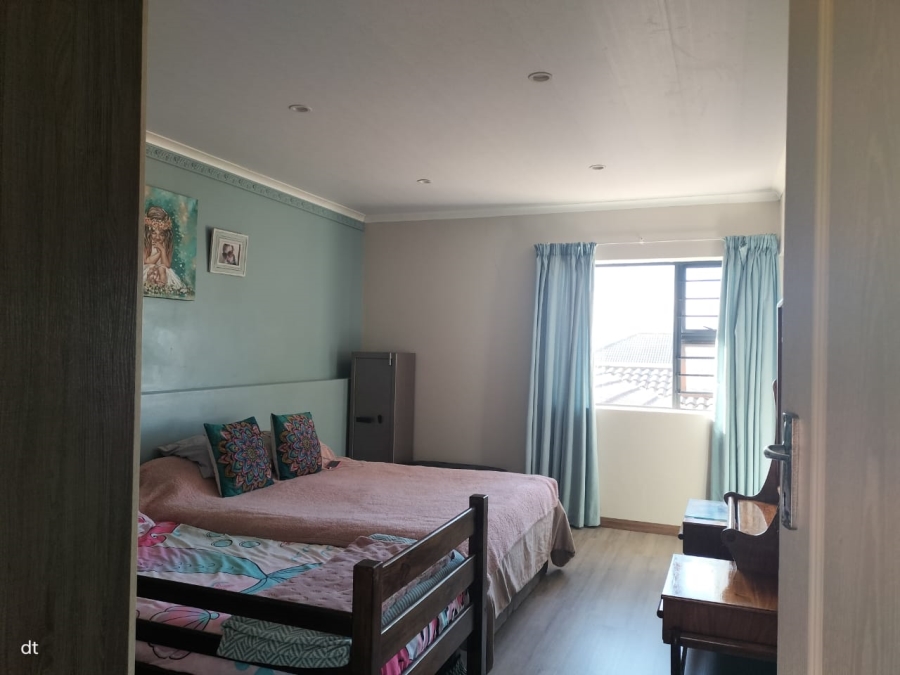 5 Bedroom Property for Sale in Fraaiuitsig Western Cape